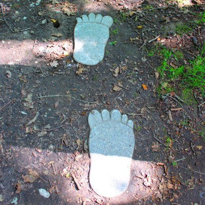 Barfußpfad Windelsbach Fußspuren aus Stein
