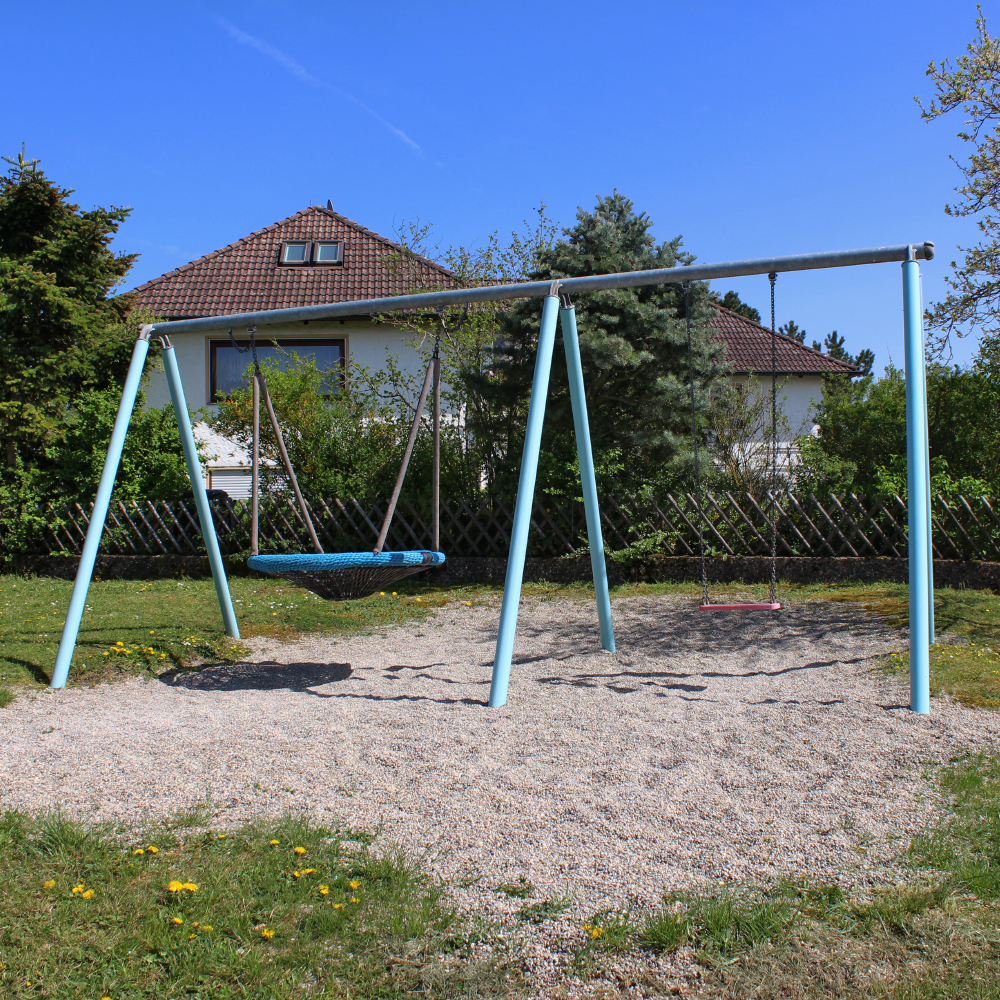 Schaukel am Spielplatz in der Bergstraße in Neusitz