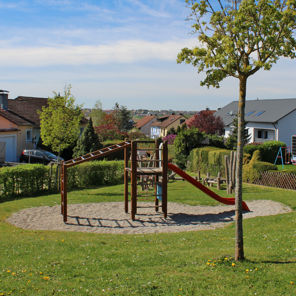 Klettergerüst am Spielplatz in der Bergstraße in Neusitz