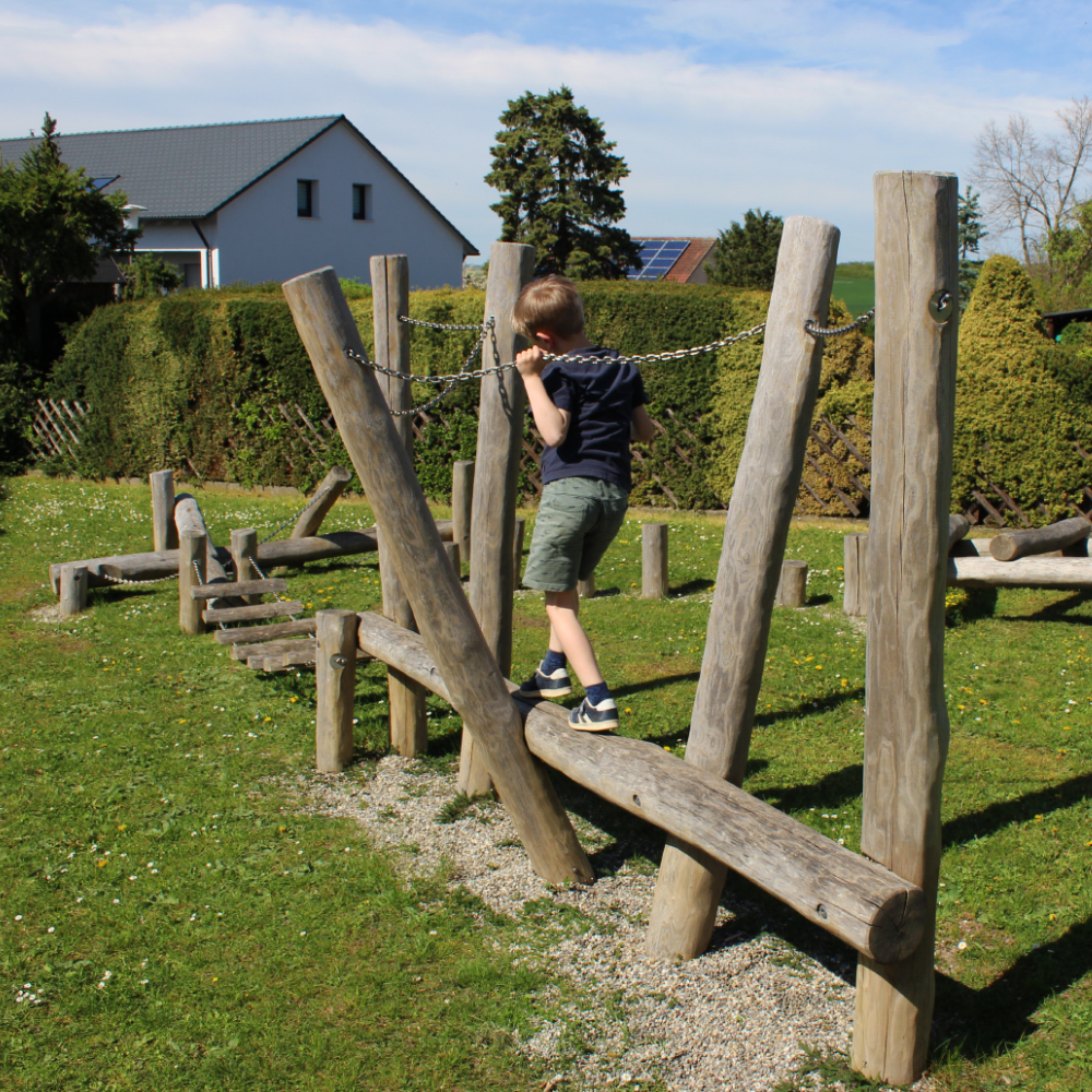 Kletterstämme am Spielplatz Bergstraße in Neusitz