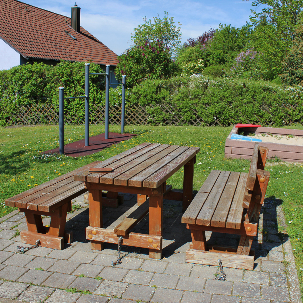 Sitzgelegenheit am Spielplatz in der Bergstraße in Neusitz