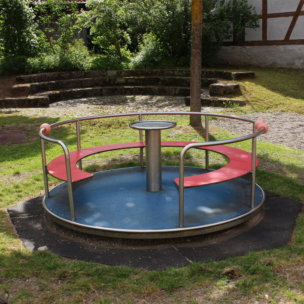 Karussell auf dem Spielplatz in Breitenau bei Feuchtwangen