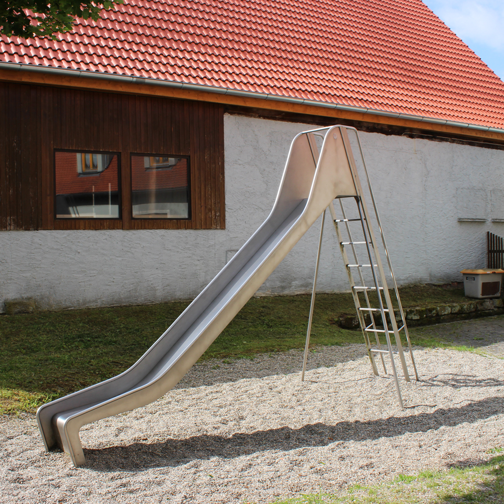 Rutsche auf dem Spielplatz in Breitenau bei Feuchtwangen 