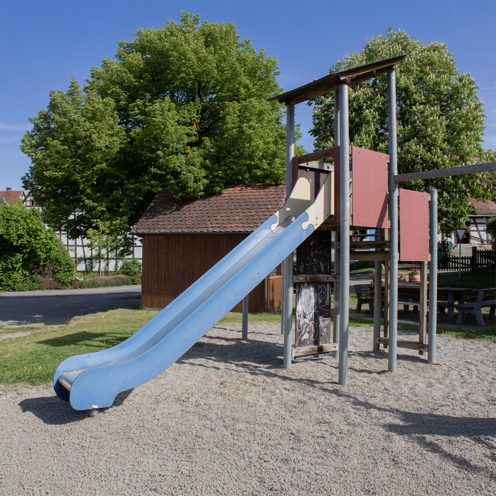 Rutsche am Spielplatz in Burghausen bei Windelsbach