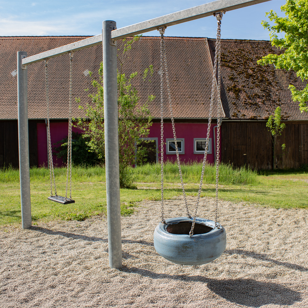 Schaukeln am Spielplatz in Burghausen bei Windelsbach