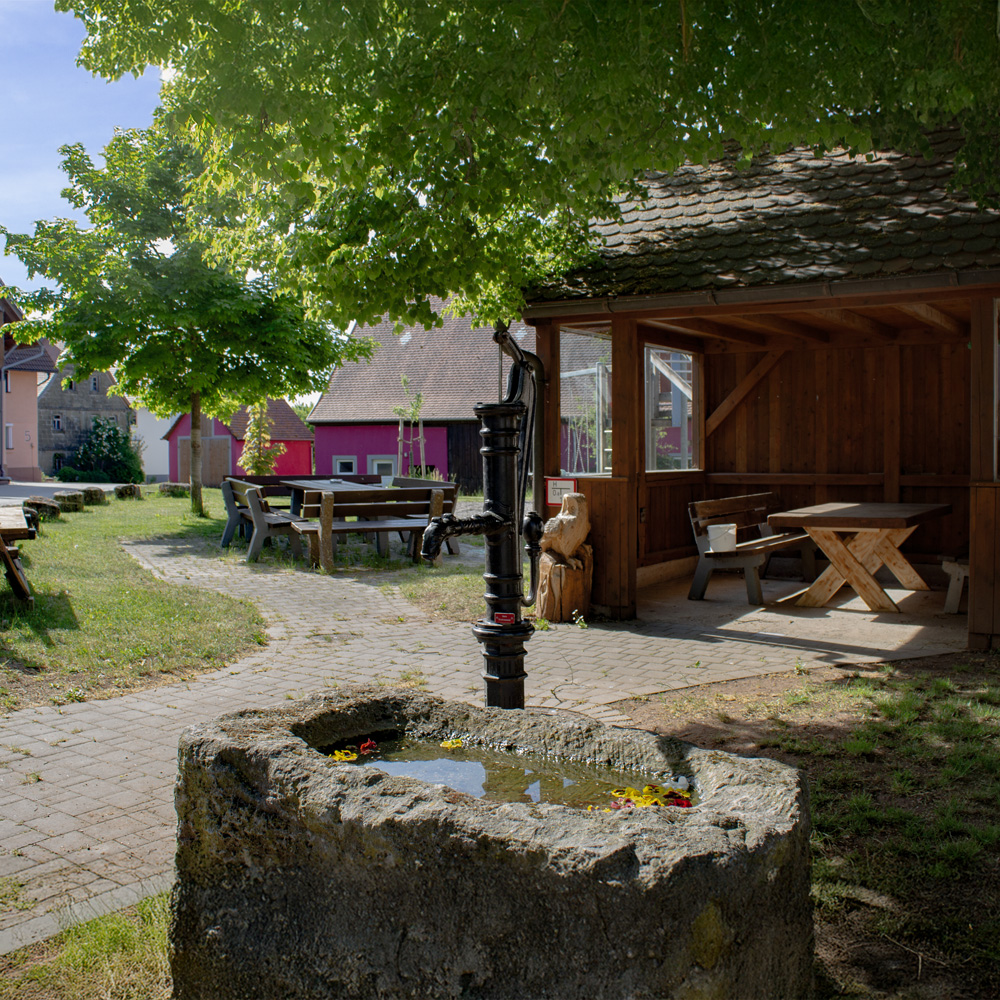Brunnen auf dem Spielplatz in Burghausen bei Windelsbach