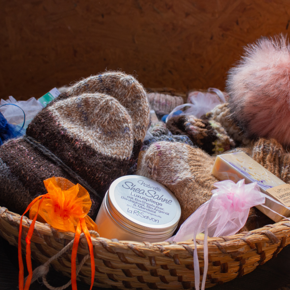 Korb mit Socken und Seife aus Alpaka