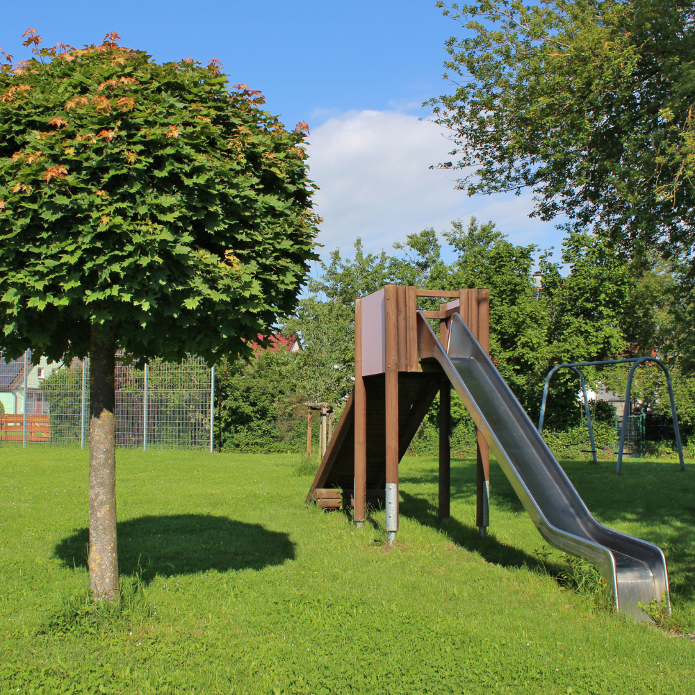 Die Rutsche am Spielplatz in Dorfgütigen