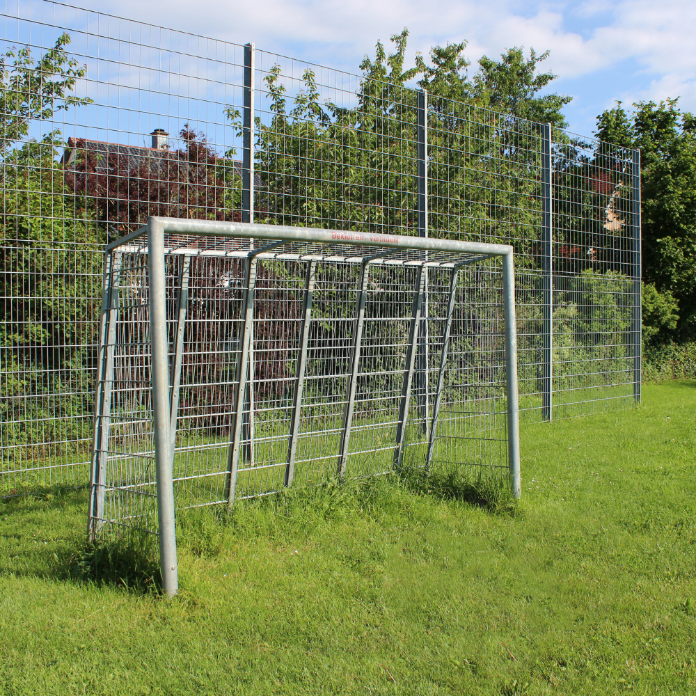 Fußballtor auf dem Spielplatz in Dorfgütigen nahe Feuchtwangen