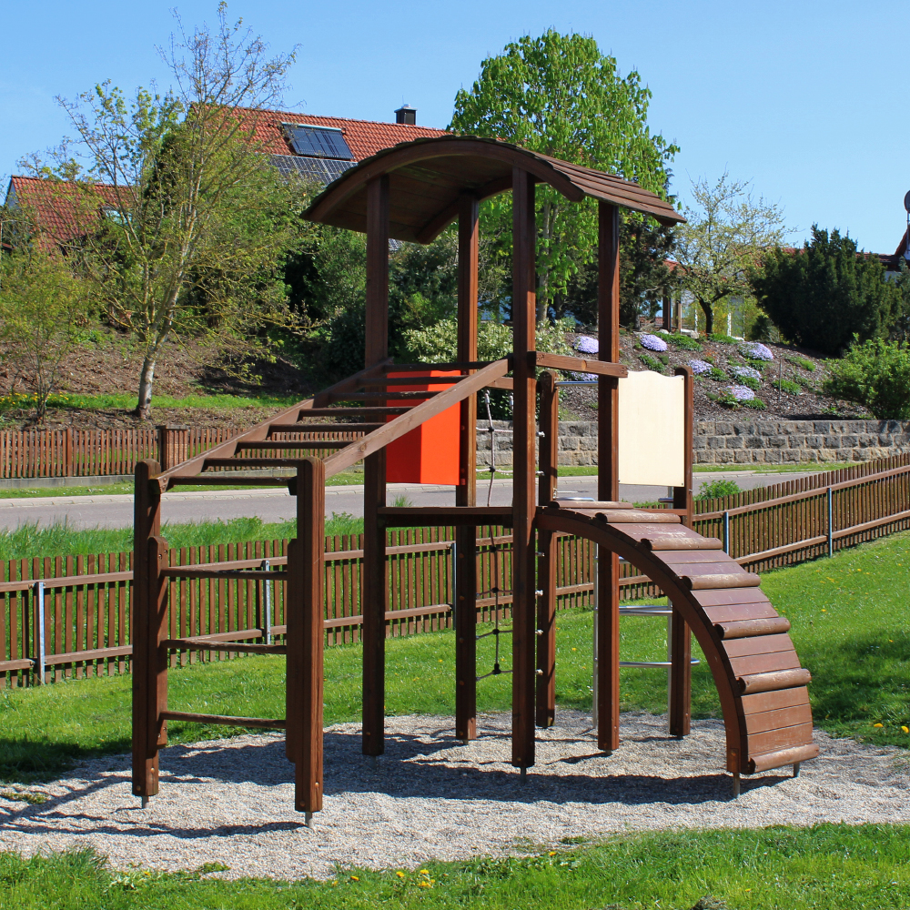 Kletterturm am Spielplatz Erlbacher Straße in Neusitz