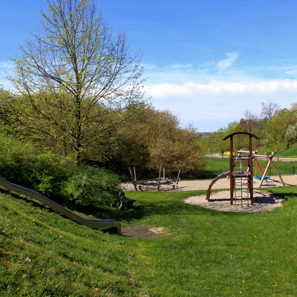 Überblick über den Spielplatz in der Erlbacherstraße in Neusitz