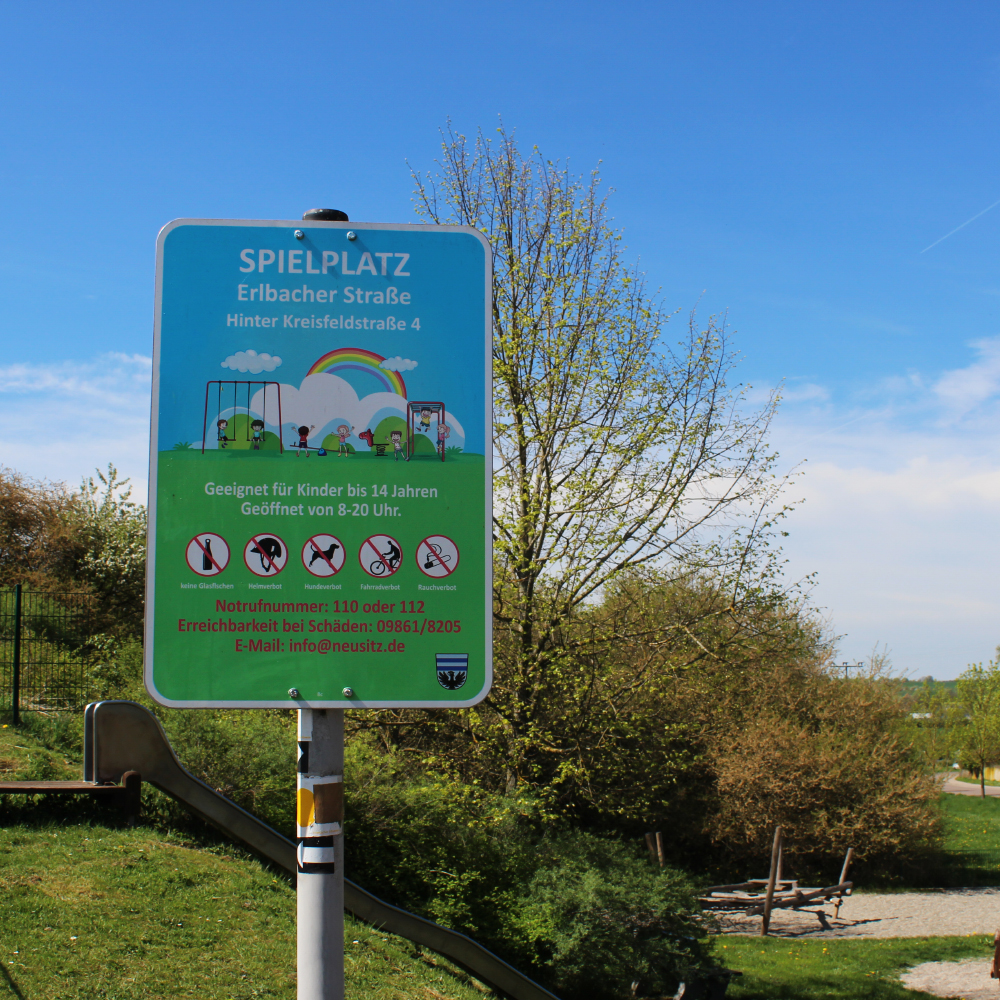 Hinweisschild am Spielplatz Erlbacherstraße in Neusitz