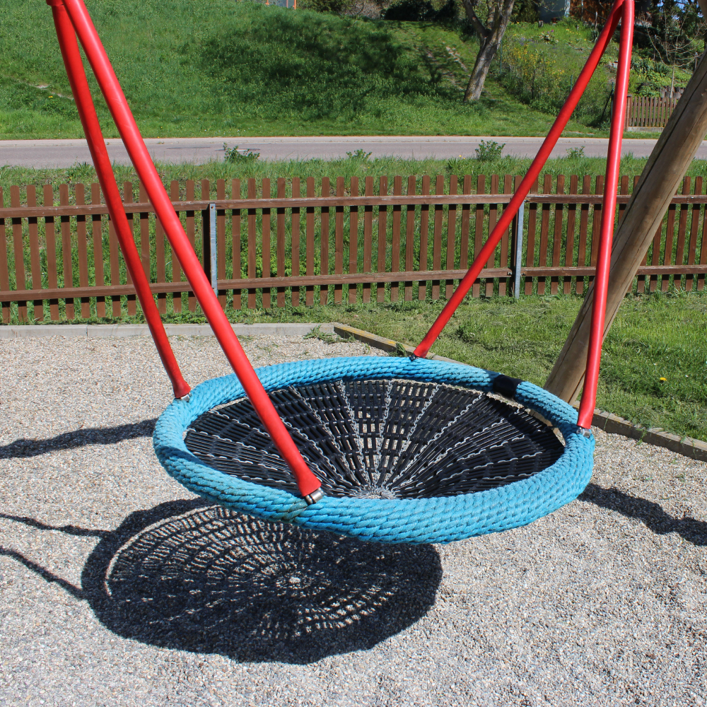 Die Nestschaukel am Spielplatz in der Erlbacherstraße in Neusitz