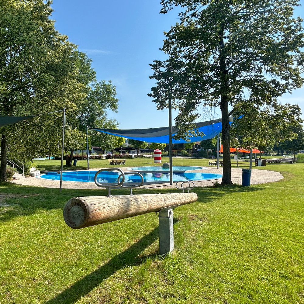 Wippe im Spielbereich im Freibad Feuchtwangen