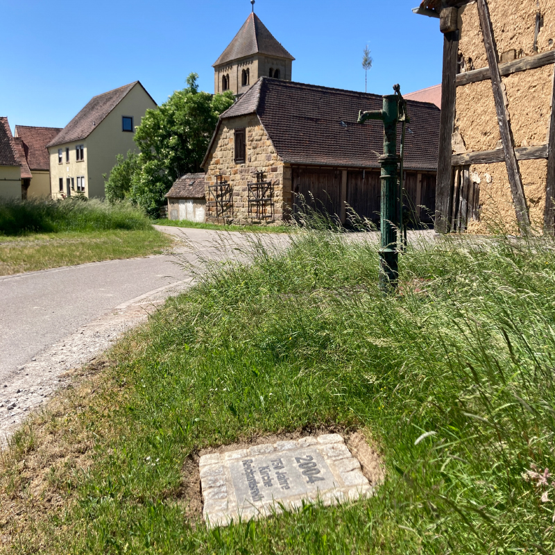 Steinschild auf dem Geschichtslehrpfad