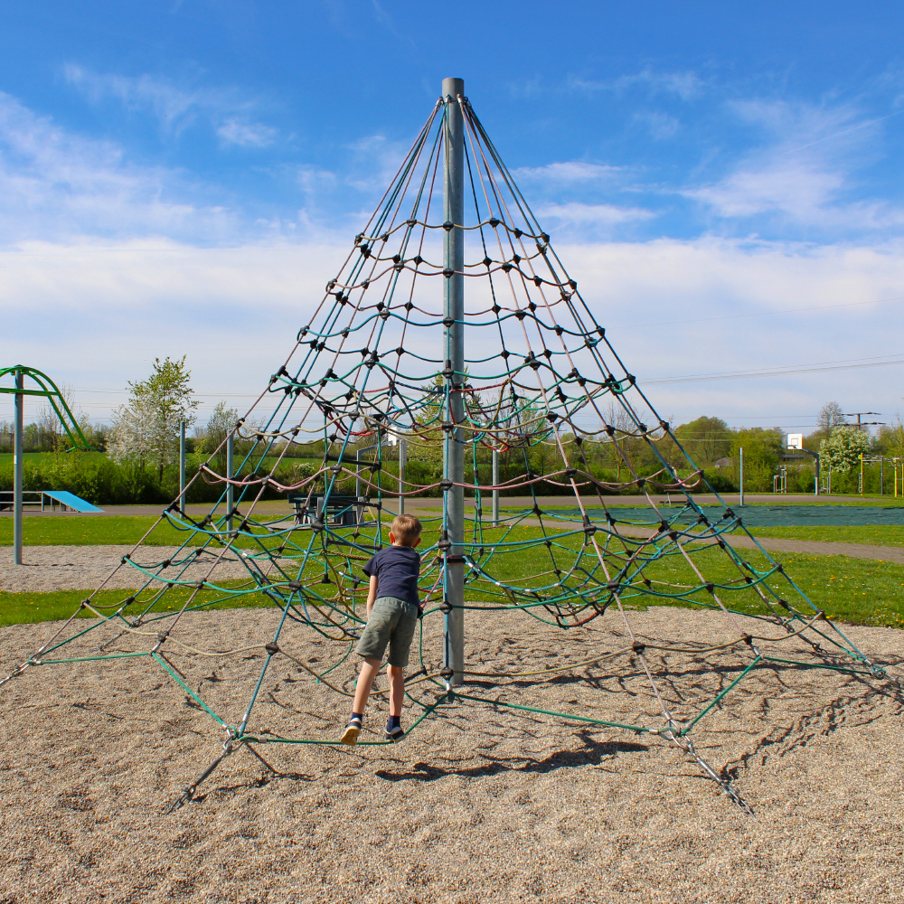 Kletterpyramide am Spielplatz Im Dorf in Neusitz