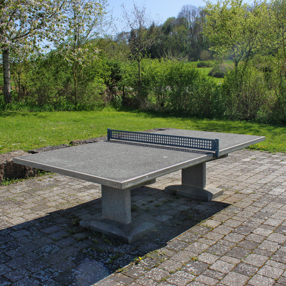 Tischtennisplatte am Spielplatz Im Dorf in Neusitz