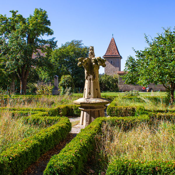 Blick auf den Klostergarten in Rothenburg ob der Tauber