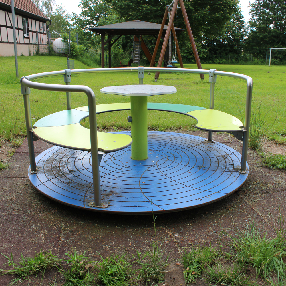 Karussell am Spielplatz in Larrieden