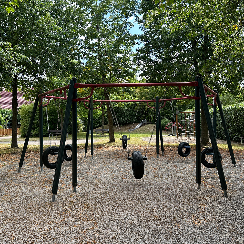 Reifenschaukel auf dem Spielplatz Lauerhecke 2 in Feuchtwangen