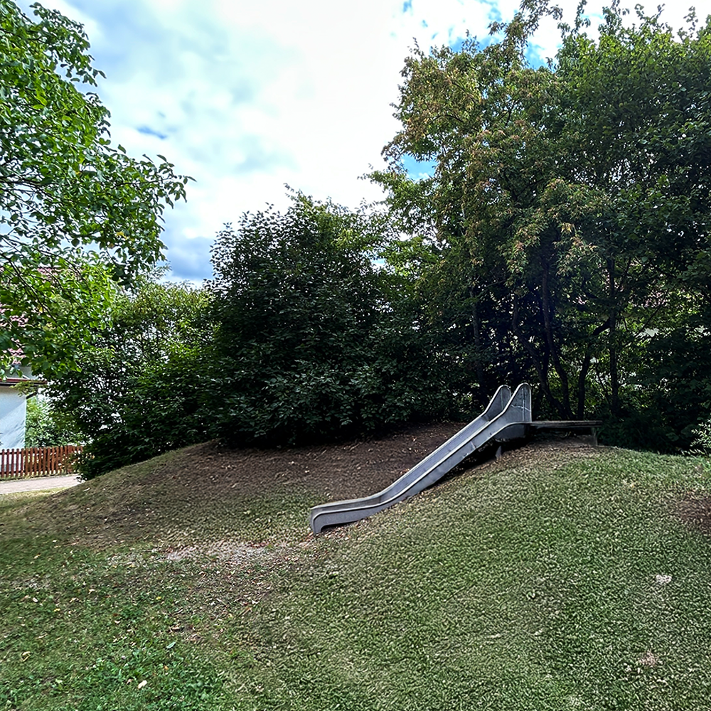 Rutsche auf dem Spielplatz Lauerhecke 2 in Feuchtwangen