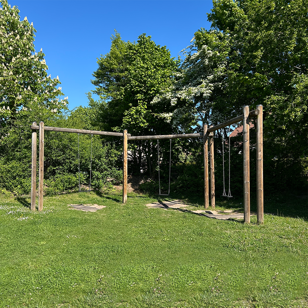 Schaukelanlage am Spielplatz Rabennest in Feuchtwangen