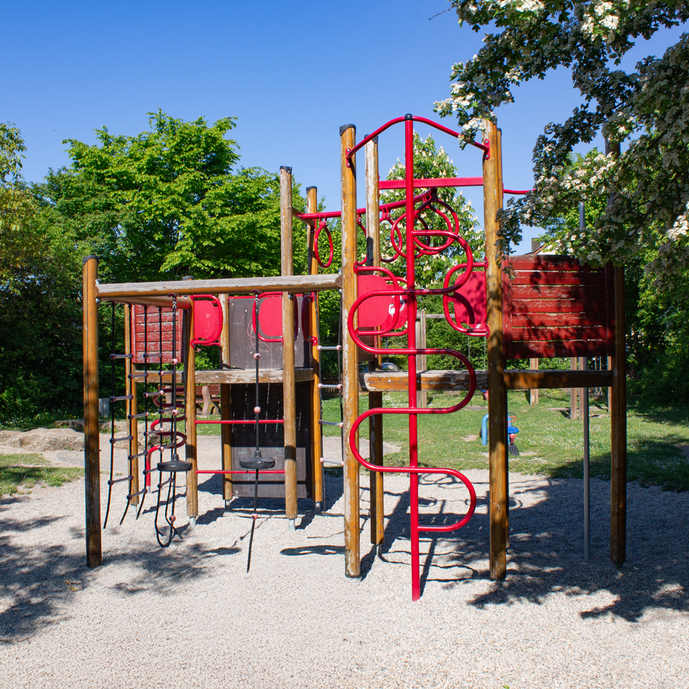 Klettergerüst auf dem Spielplatz Rabennest in Feuchtwangen