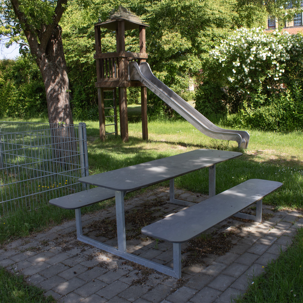 Kletterturm und Sitzgruppe auf dem Spielplatz in Linden bei Windelsbach