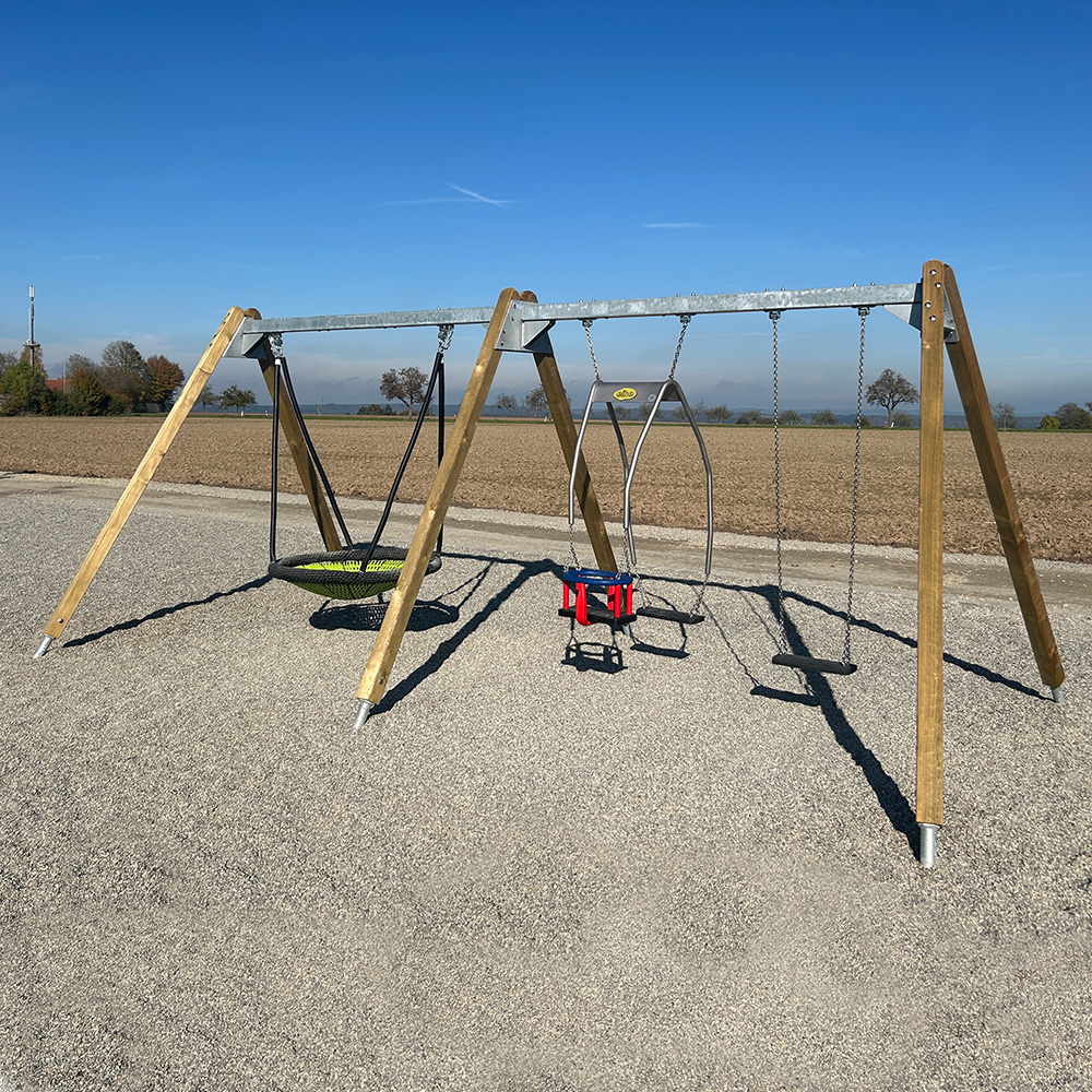 Schaukelanlage auf dem Mehrgenerationenspielplatz in Schillingsfürst