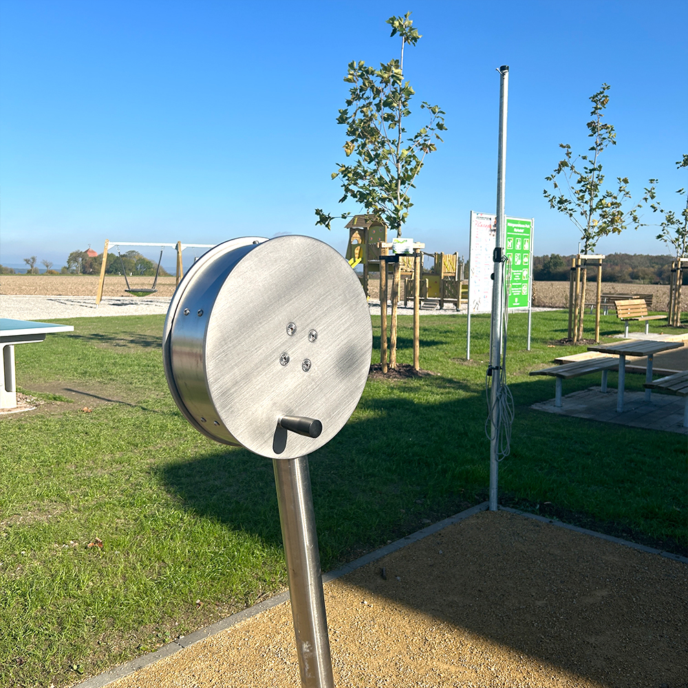 Fitnessgerät auf dem Mehrgenerationenspielplatz in Schillingsfürst