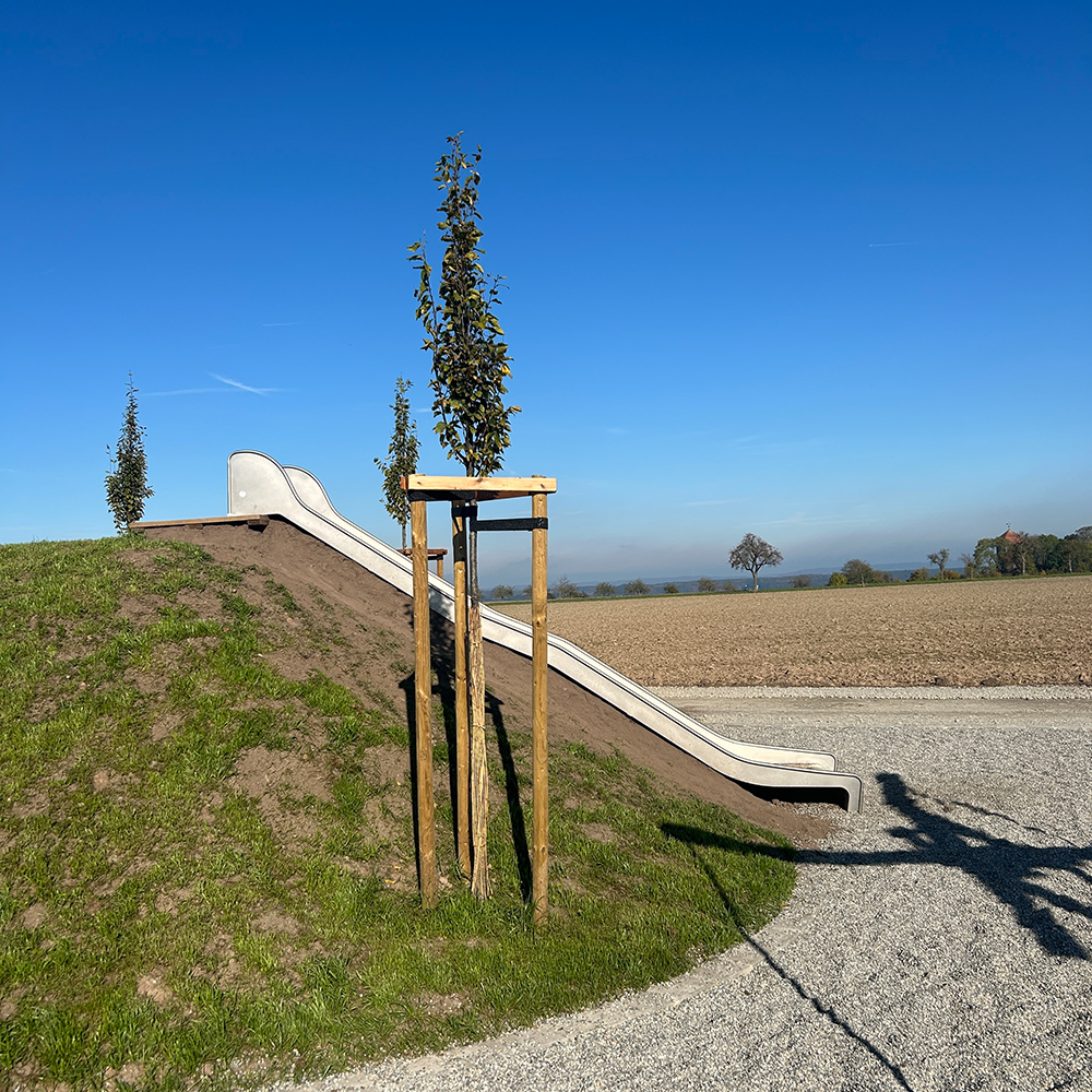 Rutsche auf dem Mehrgenerationenspielplatz in Schillingsfürst