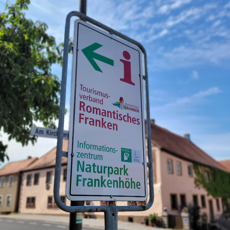 Hinweisschild Wegweiser Naturparkzentrum Fankenhöhe in Colmberg