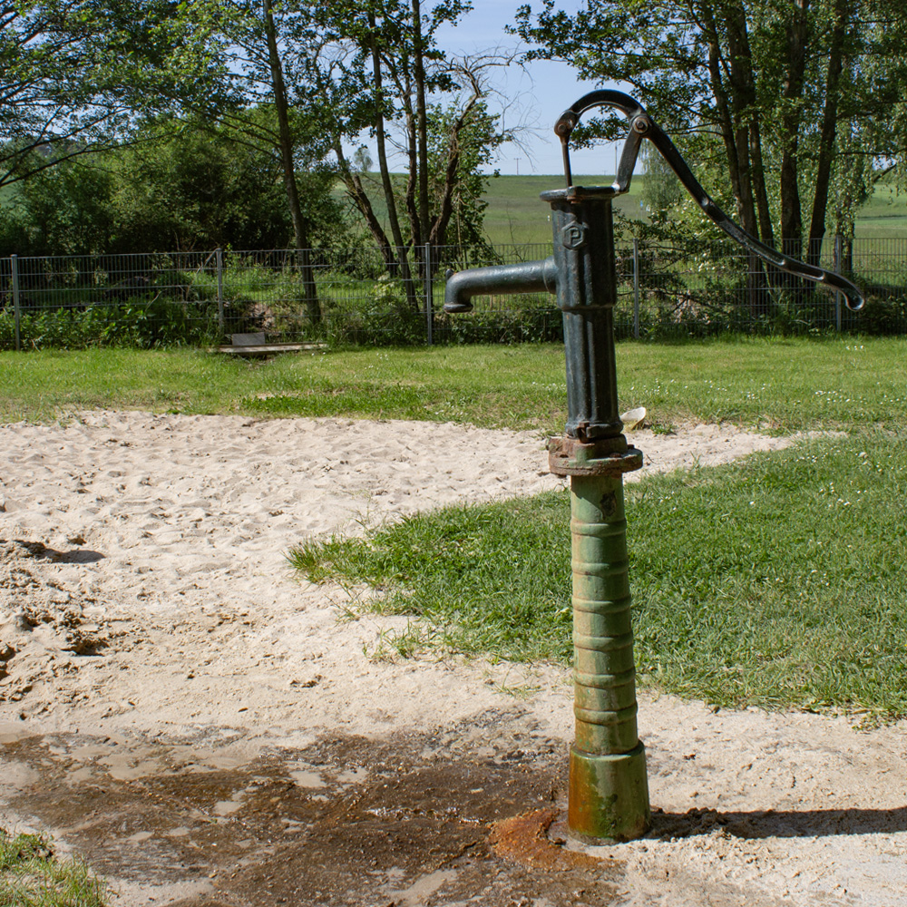Wasserpumpe am Spielplatz Nepermuk bei Windelsbach