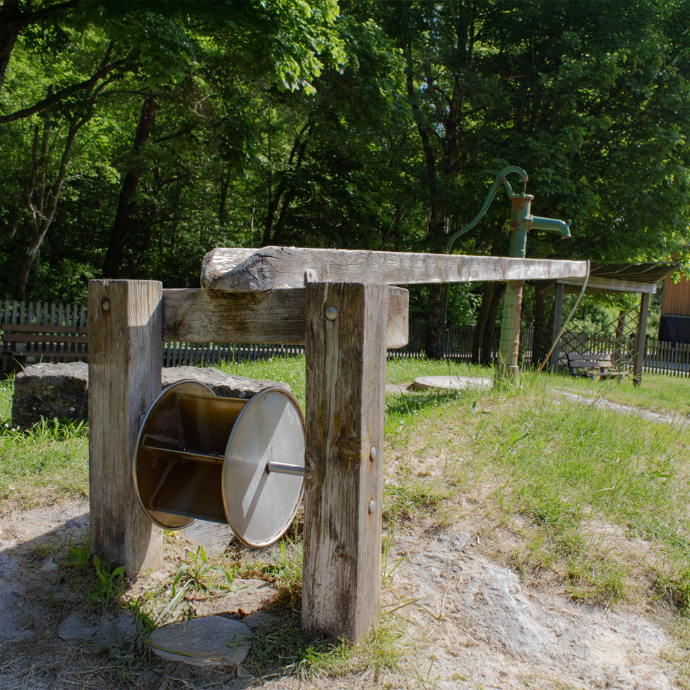 Wassertisch auf dem Spielplatz beim Waldschwimmbad Nepermuk nahe Windelsbach