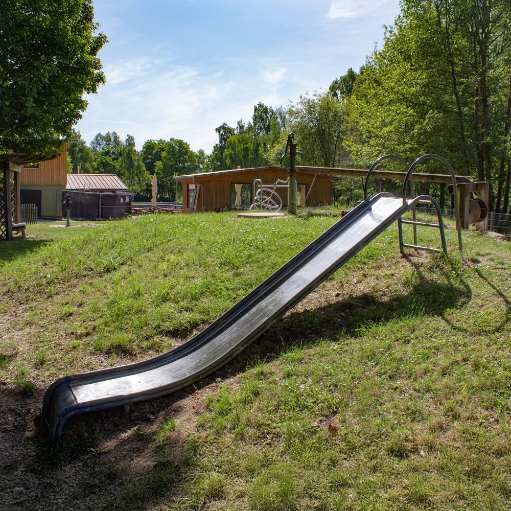 Rutsche am Spielplatz am Waldschwimmbad Nepermuk bei Windelsbach