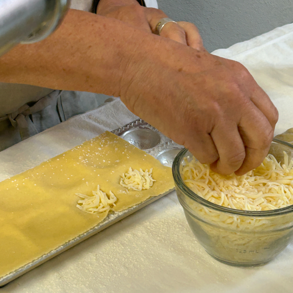 Susanne Wichary von der Nudelmanufaktur Dinkelsbühl macht Ravioli