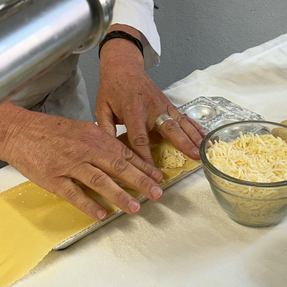 Susanne Wichary von der Nudelmanufaktur Dinkelsbühl macht Ravioli