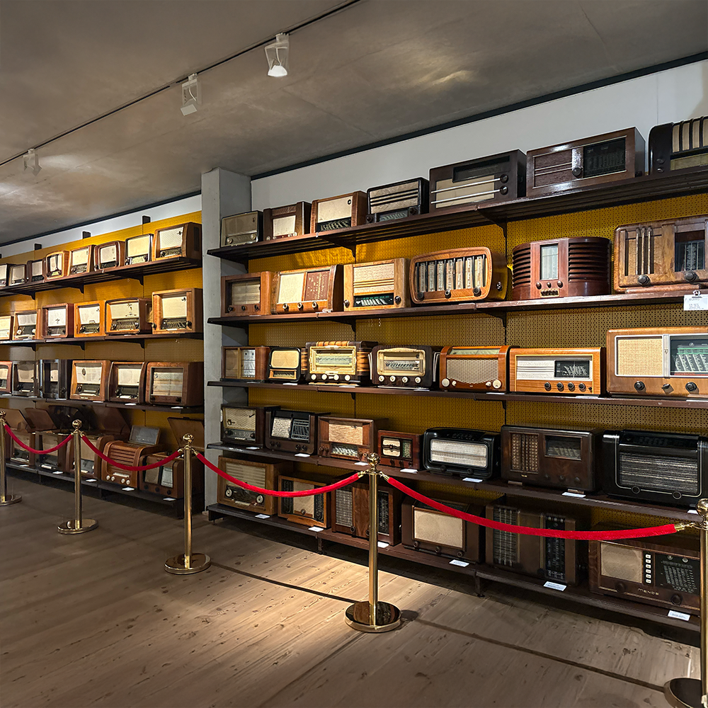 Radios in der Sonderausstellung im Fränkinkischen Museum in Feuchtwangen
