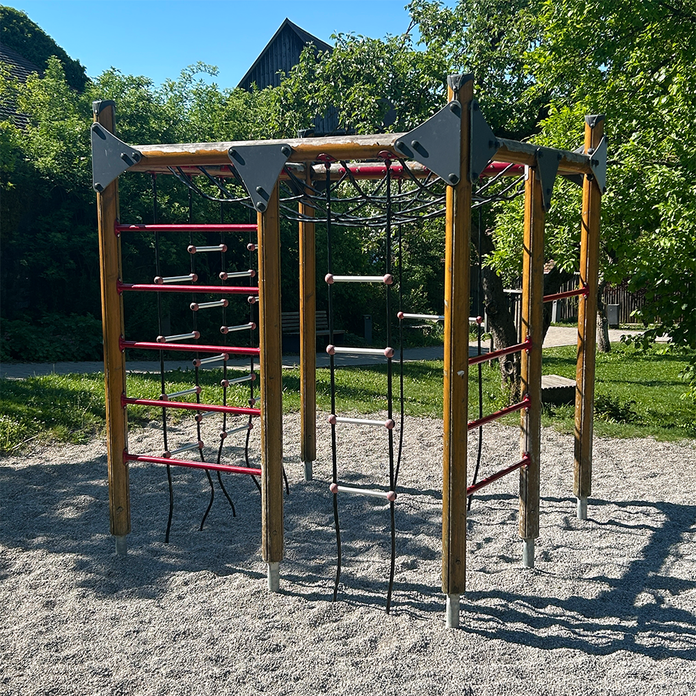 Klettergerüst auf dem Spielplatz 