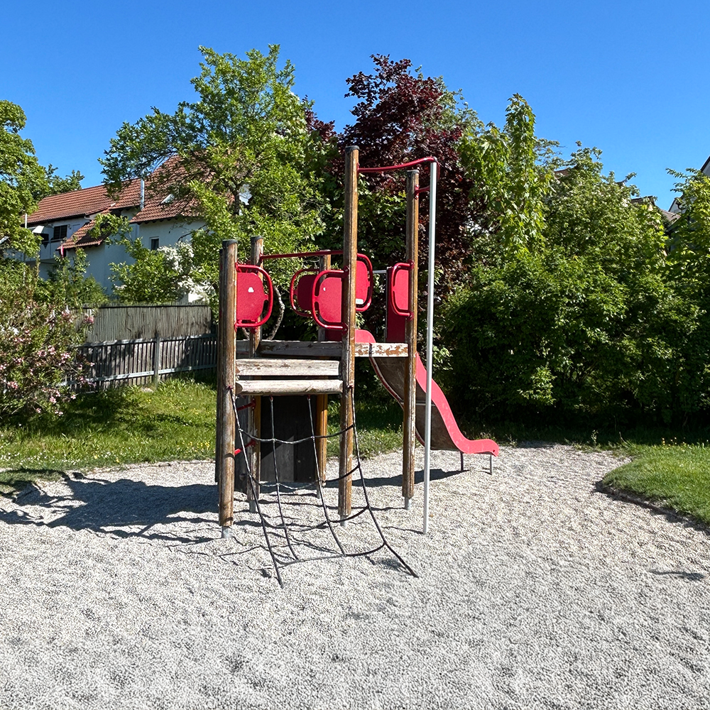 Kletterturm mit Schaukel am Spielplatz 