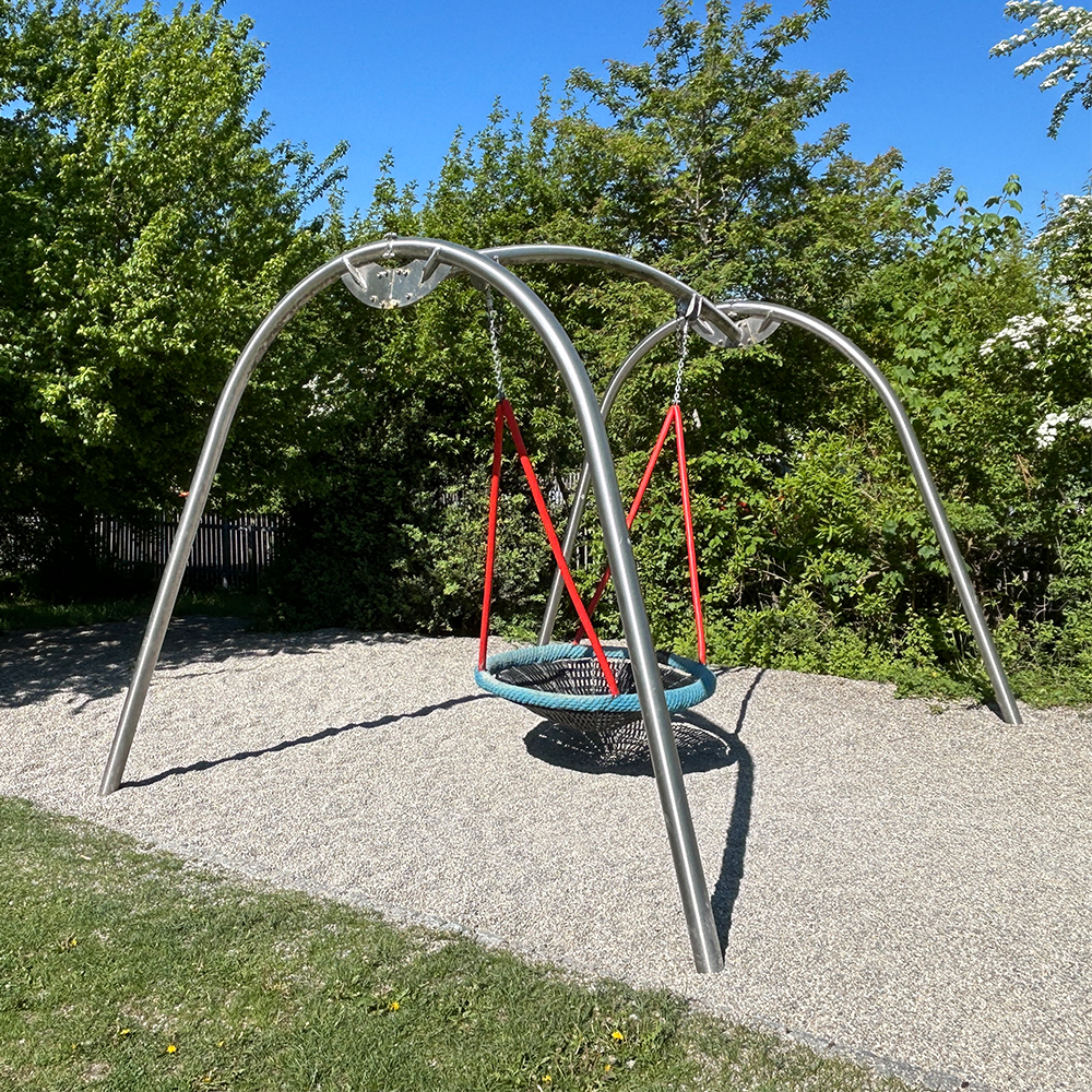 Nestschaukel auf dem Spielplatz Buchenweg in Feuchtwangen