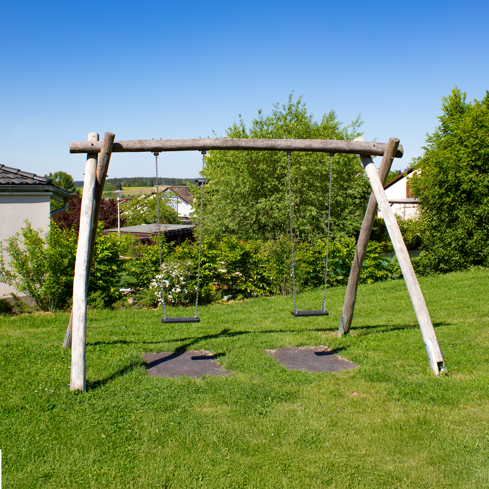 Schaukel auf dem Spielplatz Roeschenhof Feuchtwangen