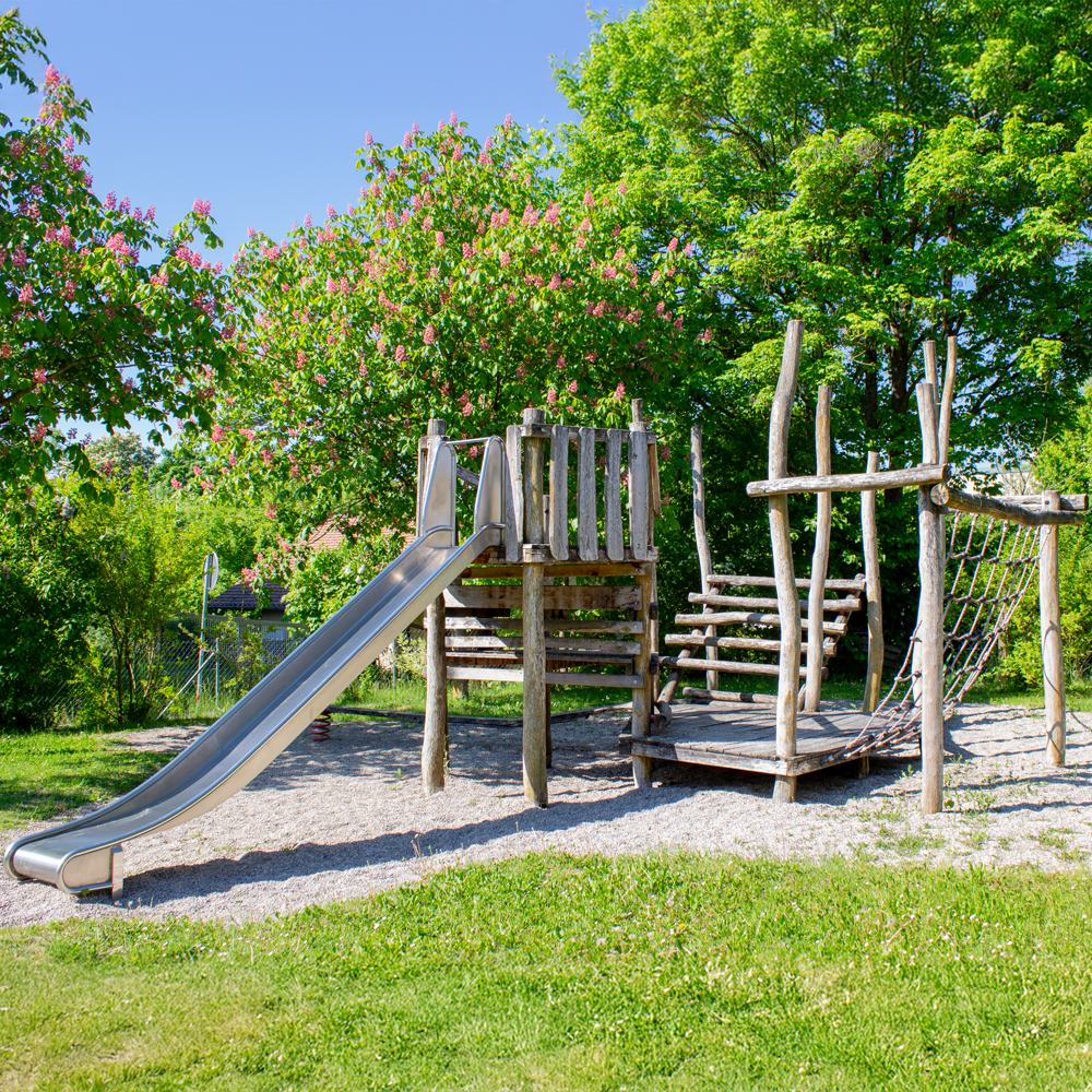 Klettergerüst über den Spielplatz 
