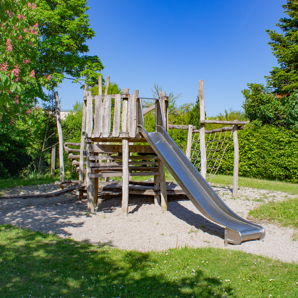 Klettergerüst auf dem Spielplatz Schleifmühlweg in Feuchtwangen