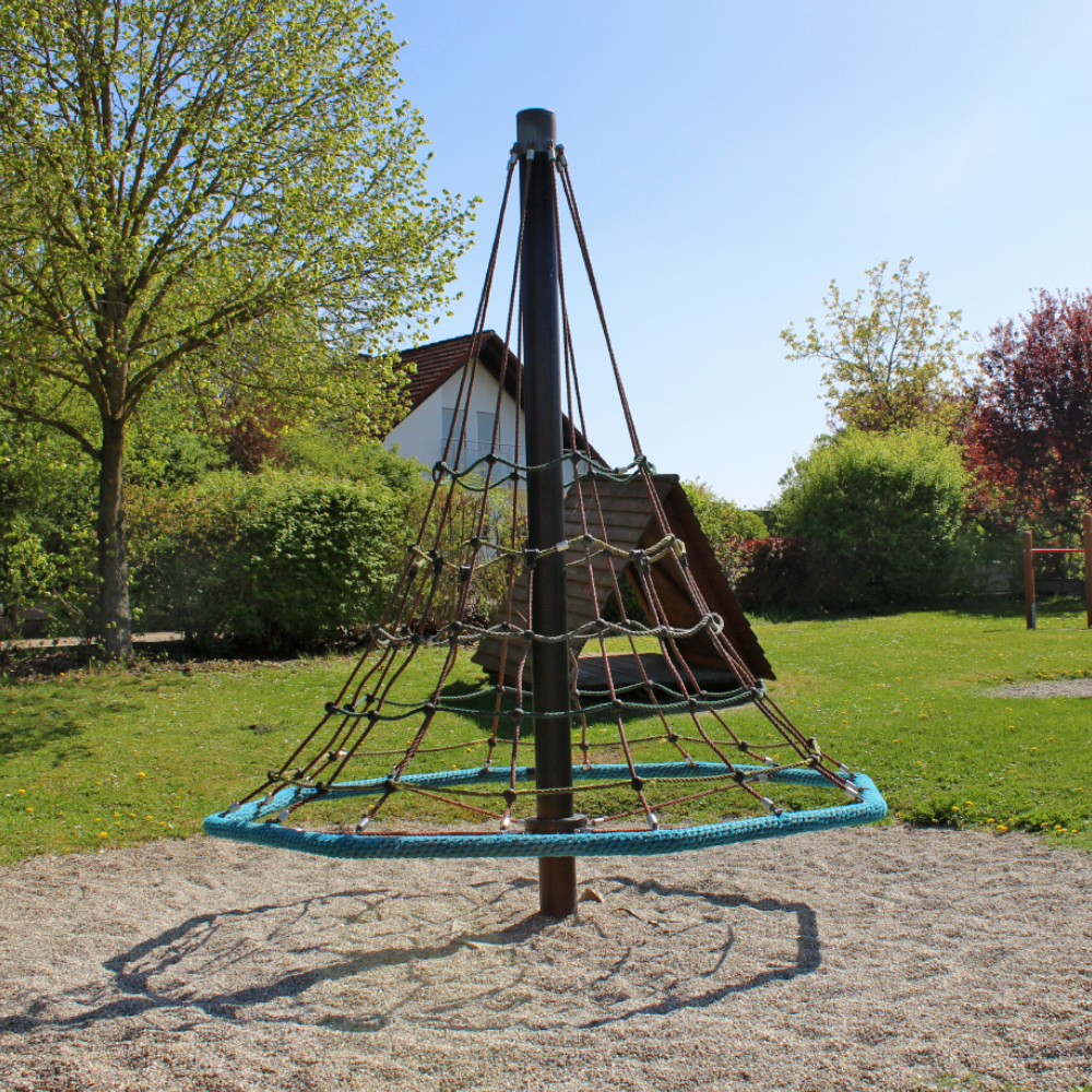 Kletterpyramide am Spielplatz Schlossbergstraße in Neusitz