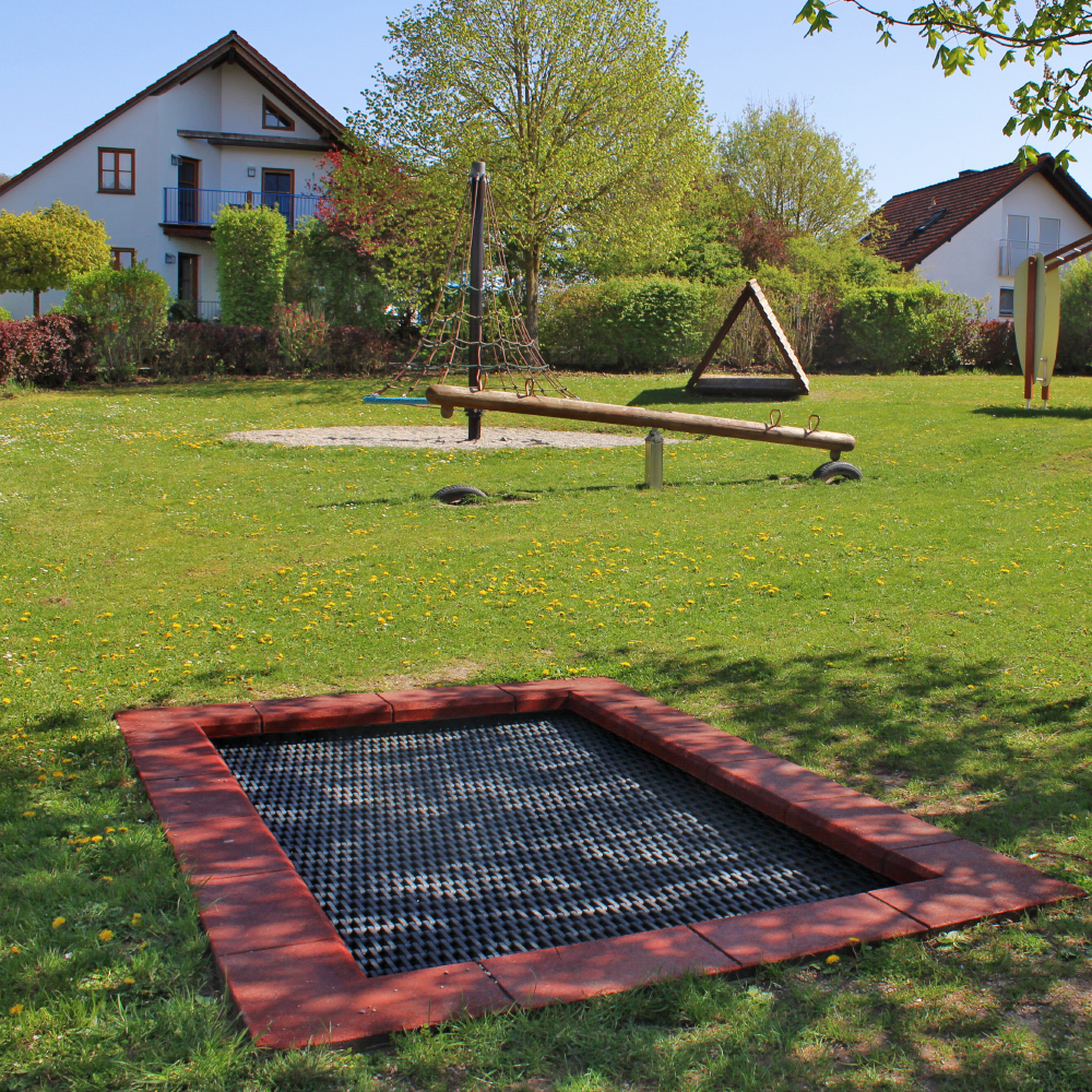 Trampolin am Spielplatz Schlossstraße in Neusitz