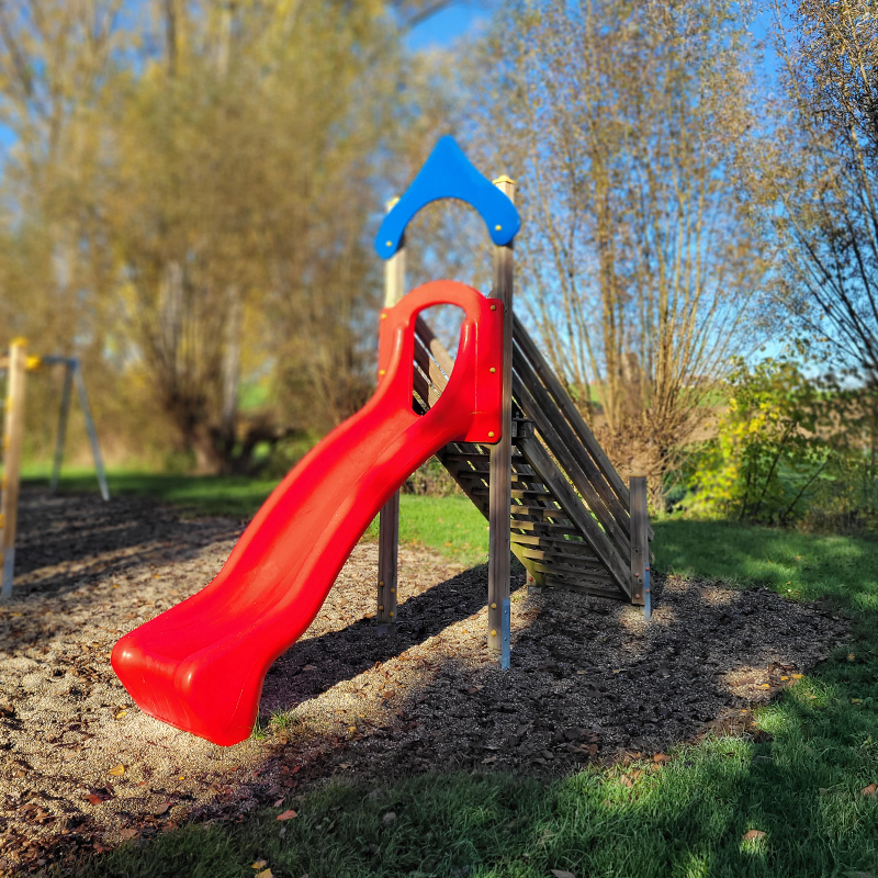 Spielplatz Rothenburger Straße, Gebsattel: Die rote Rutsche