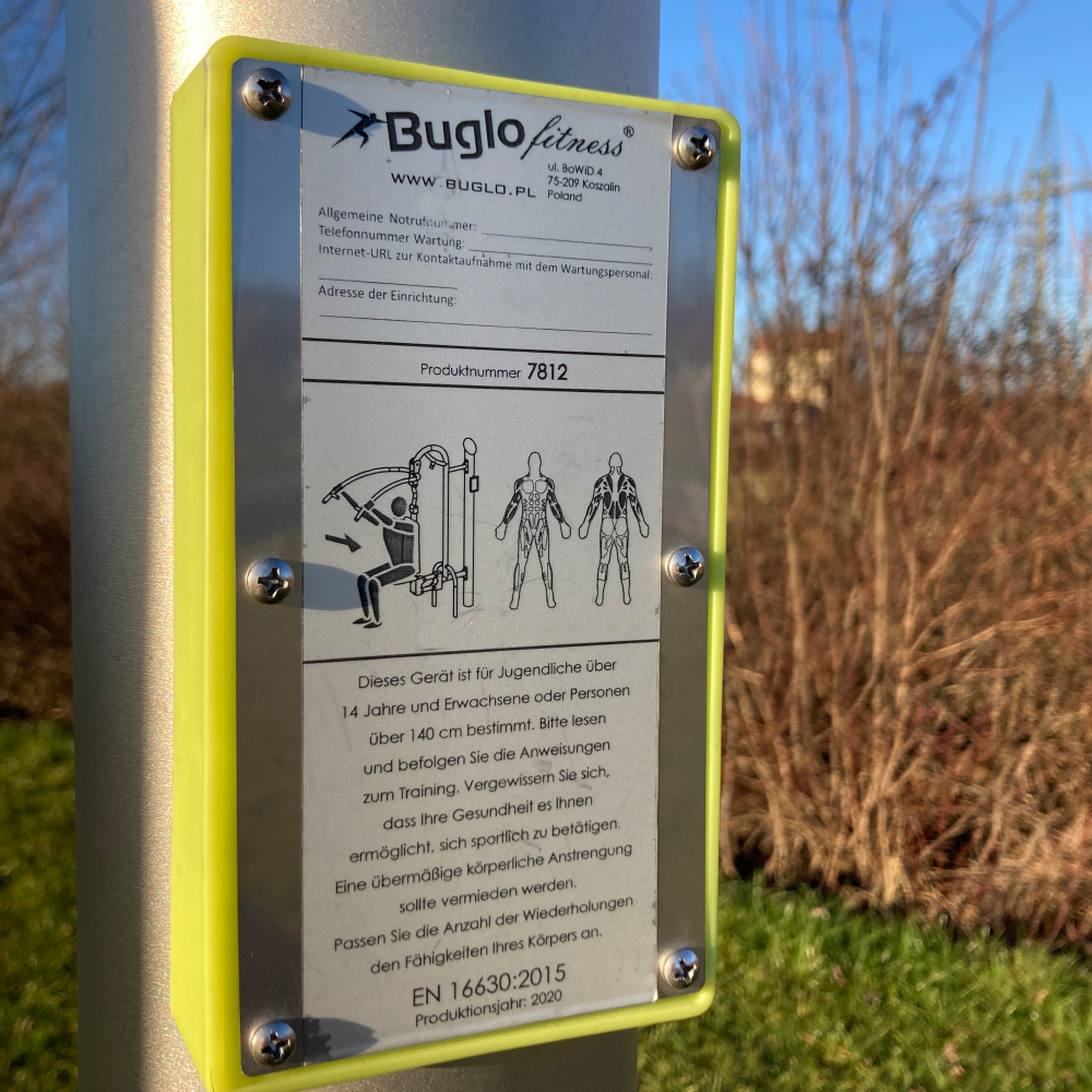 Hinweisschild zu einem Sportgerät auf dem Sportgelände Erlbacher Straße in Neusitz