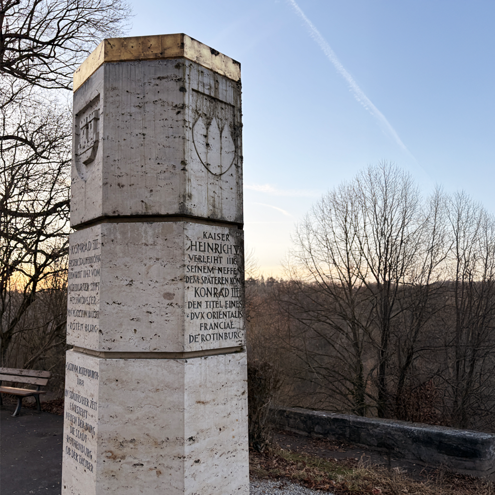 Die Stauferstele im Burggarten in Rothenburg ob der Tauber