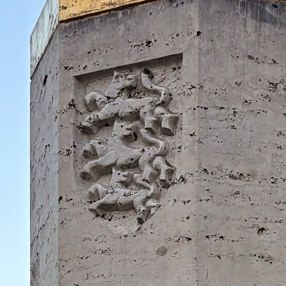Wappen auf der Stauferstele im Rothenburger Burggarten